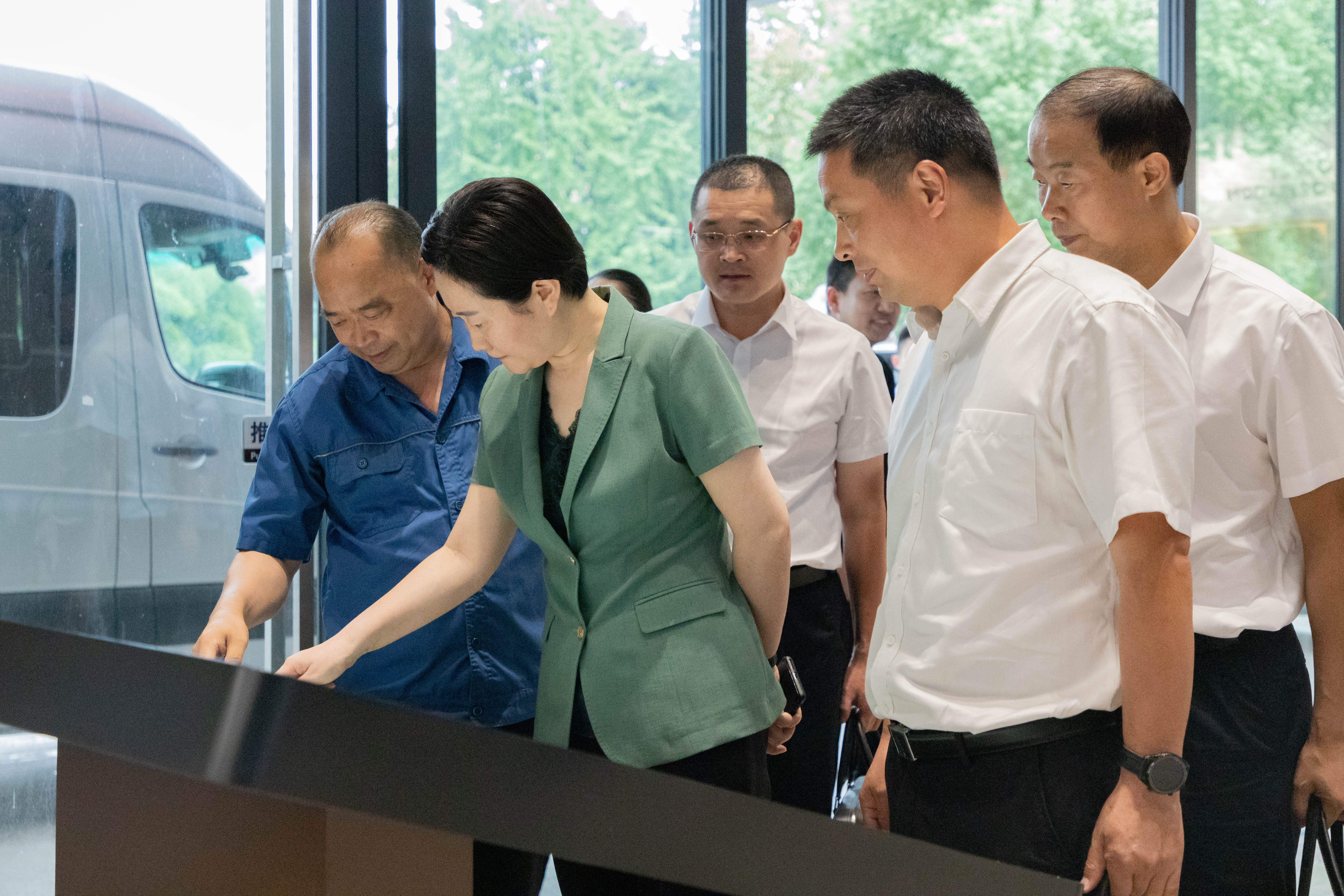 嘉兴市副市长、公安局局长张海燕一行莅临乐竞体育股份调研指导