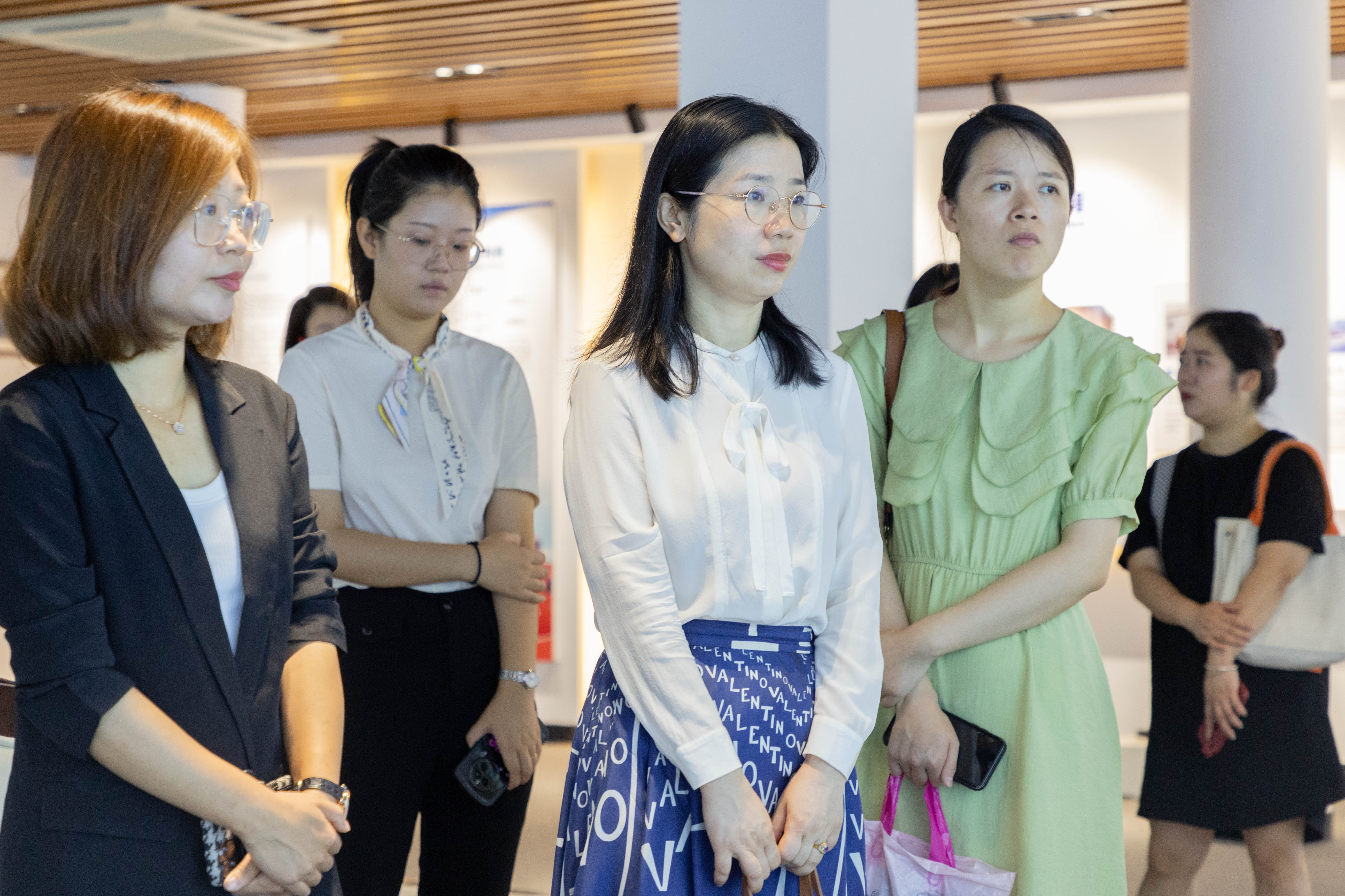 嘉兴市妇联发展部部长陈利明一行莅临乐竞体育股份调研指导